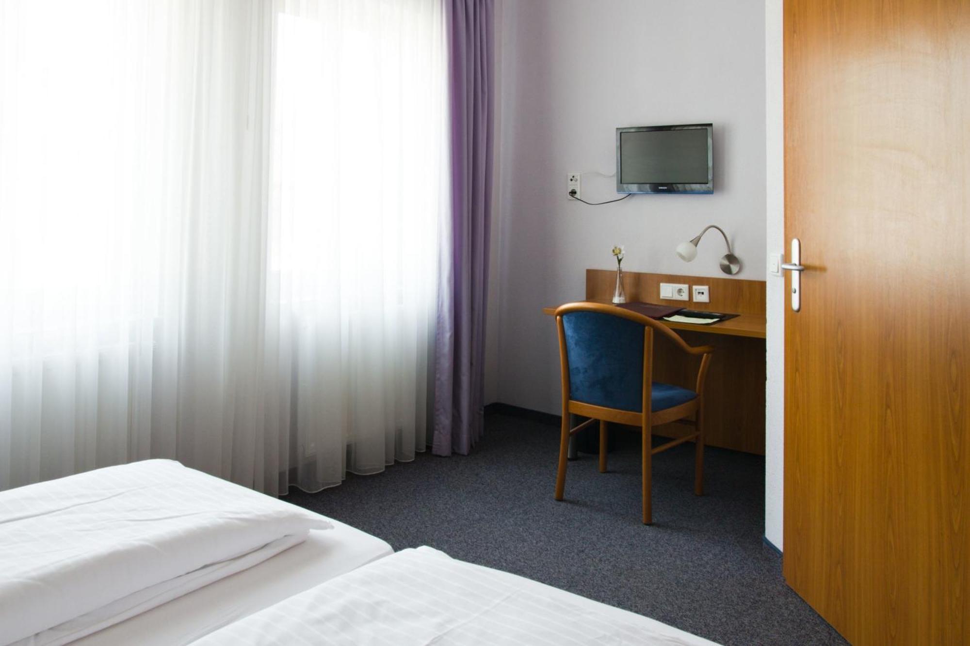 Gaestehaus Zur Kurve Цирндорф Стая снимка
