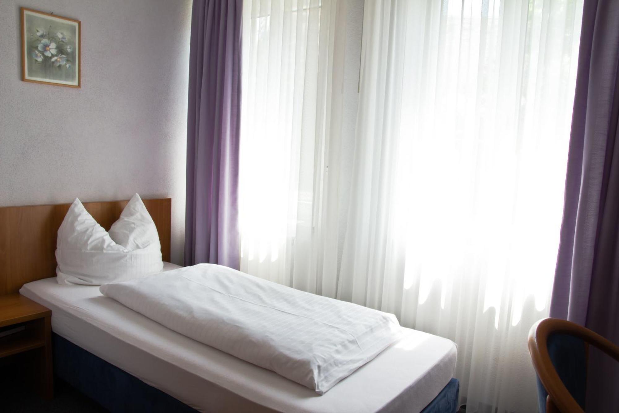 Gaestehaus Zur Kurve Цирндорф Стая снимка