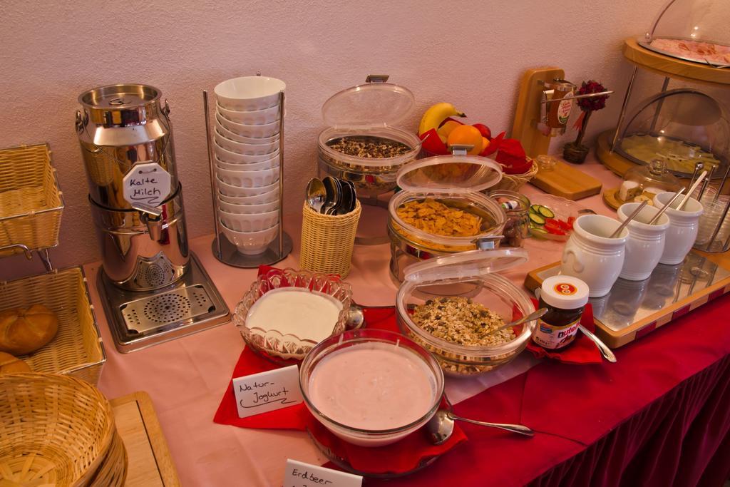 Gaestehaus Zur Kurve Цирндорф Екстериор снимка
