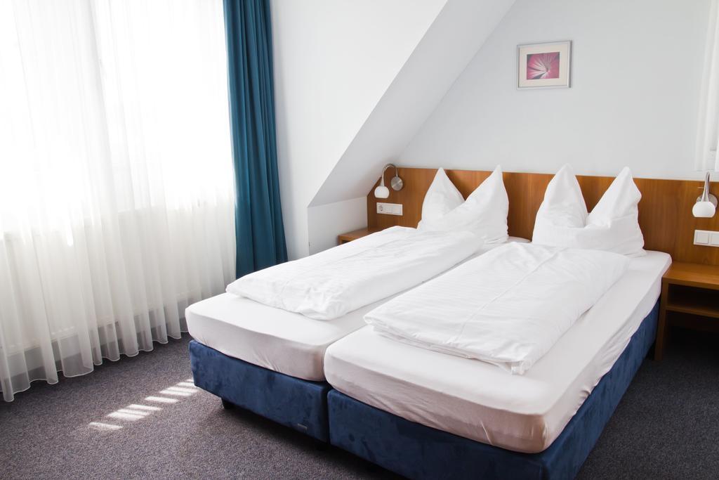 Gaestehaus Zur Kurve Цирндорф Стая снимка