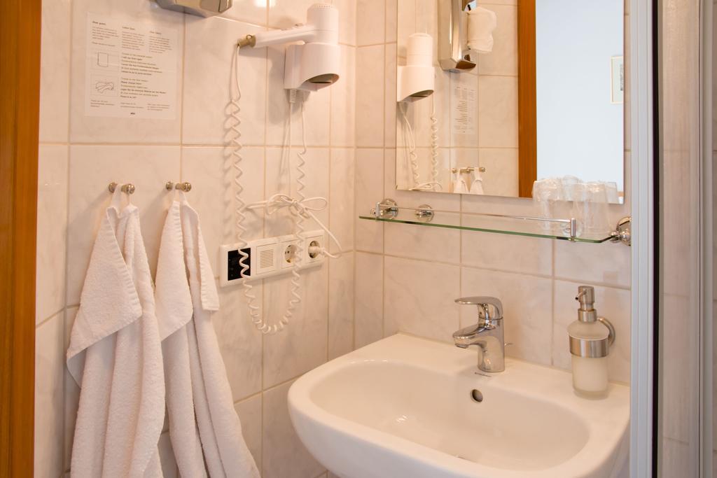 Gaestehaus Zur Kurve Цирндорф Стая снимка